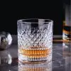 verre à whisky cristal tumbler rempli de whisky sur table en marbre