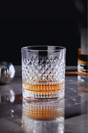verre à whisky cristal tumbler rempli de whisky sur table en marbre