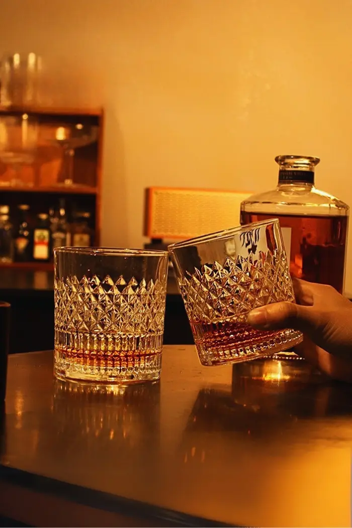 deux verres à whisky cristal tumbler portés pour trinquer