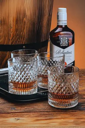 coffret de quatre verres à whisky cristal tumbler sur plateau