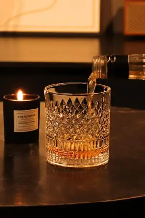 verre à whisky cristal tumbler en cours de remplissage sur table
