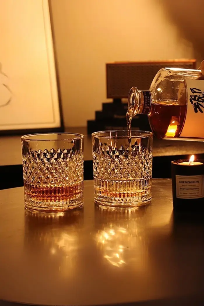 deux verres à whisky cristal tumbler remplis en cours de service