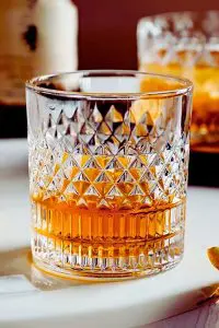verre à whisky cristal tumbler rempli sur table blanche