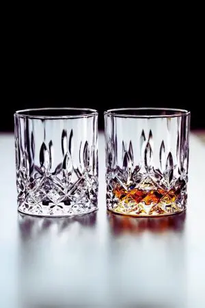 Verres à whisky en cristal sculpté, parfaits pour une dégustation haut de gamme.