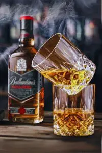 Verre à whisky en cristal sculpté avec une bouteille de whisky en arrière-plan.