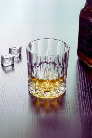 Lot de verres à whisky en cristal sculpté, combinaison parfaite entre élégance et fonctionnalité.