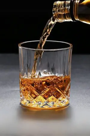 Verres à whisky en cristal taillé, design sculpté pour une prise en main agréable.