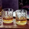 deux verres à whisky cristal 330 ml posés sur table en bois avec fond sombre