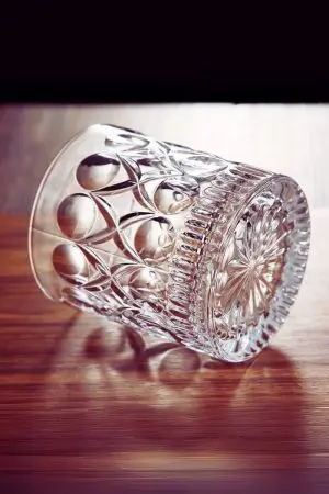 verre à whisky cristal 330 ml design vintage, vide couché sur une table en bois