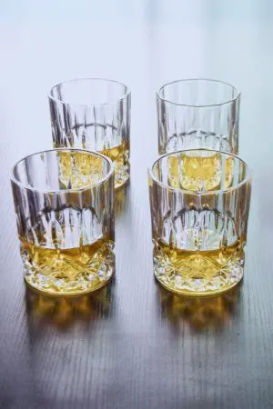 Lot de 4 verres à whisky en cristal sculpté, élégants et raffinés pour une dégustation authentique.