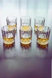 Verres en cristal sculpté parfaitement alignés, illustrant leur finition haut de gamme.
