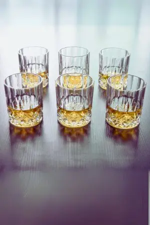 Verres en cristal sculpté parfaitement alignés, illustrant leur finition haut de gamme.