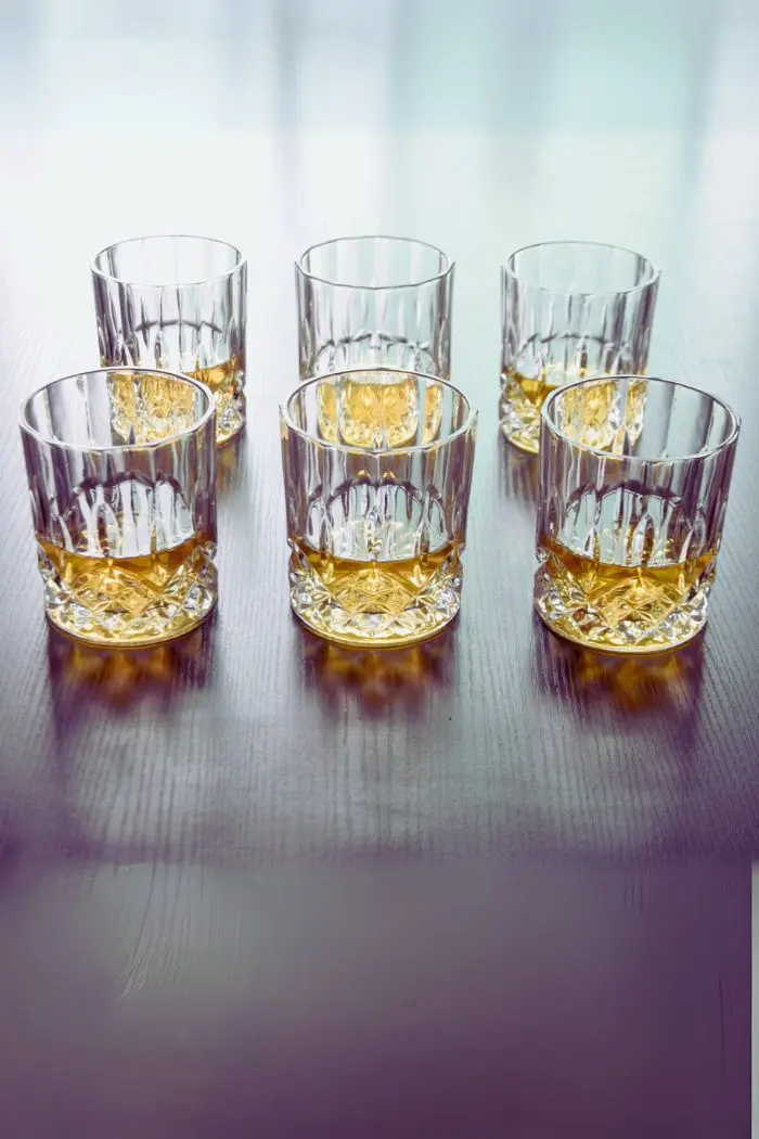 Verres en cristal sculpté parfaitement alignés, illustrant leur finition haut de gamme.