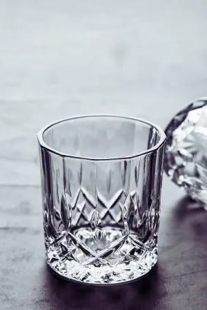 Lot de 6 verres en cristal sculpté avec whisky, parfait pour une soirée élégante.