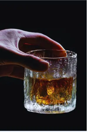 Verres japonais à whisky – Texture martelée et style artisanal sur fond clair