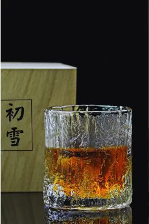 Verre à whisky japonais martelé - Vue détaillée du design artisanal