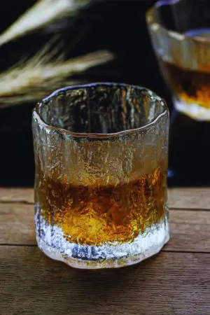 Set de verres à whisky japonais - Élégance du cristal martelé à la lumière