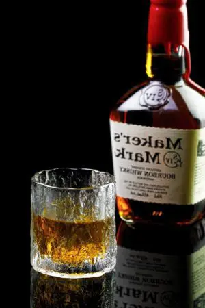 Verres à whisky tradition japonaise - Duo posé sur plateau bois naturel