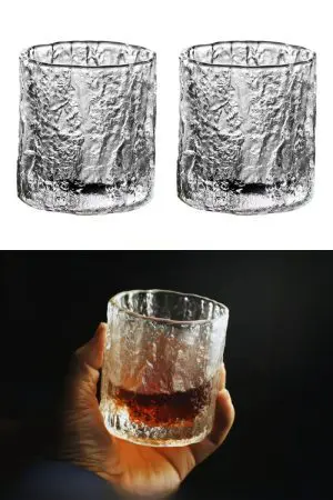Verre à whisky martelé - Texture lumineuse en gros plan