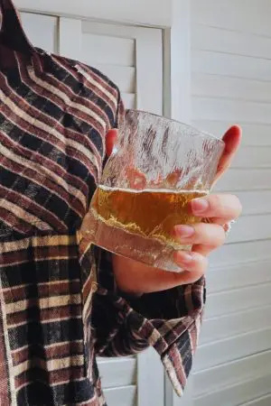 Verres à whisky japonais avec relief - Design bas et élégant