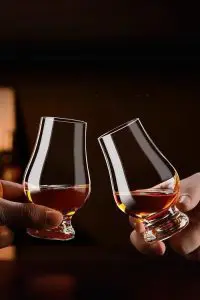 Verres Glencairn en cristal transparent avec du whisky ambré - Accessoire premium pour amateurs de spiritueux