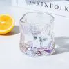 Verre à whisky design chromé vide sur fond lumineux