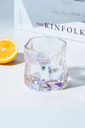 Verre à whisky design chromé vide sur fond lumineux