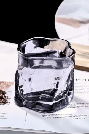verre à whisky fumé vide posé sur magazine avec miroir