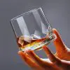 Verre à whisky en cristal design tenu en main - Élégance et prise en main confortable.