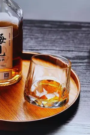 Verres à whisky en cristal sur plateau apéritif - Élégance et convivialité.
