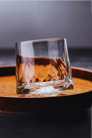 Verre à whisky en cristal incliné – Design moderne et fonction rotative.