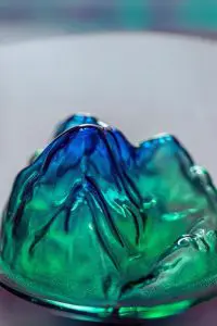 Verre à whisky japonais vert en gros plan sur les détails montagneux internes