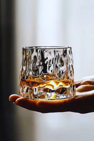 Verre à whisky design rotatif en cristal épais - Élégance nordique et raffinement