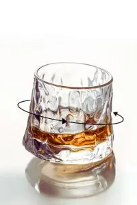 Verre à whisky rotatif en cristal - Une touche de modernité et de luxe