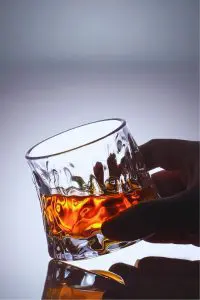 Verre rotatif à whisky en cristal épais - Une conception pensée pour les connaisseurs