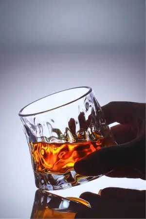 Verre rotatif à whisky en cristal épais - Une conception pensée pour les connaisseurs