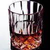 Verre à whisky en cristal sculpté, une pièce d’exception pour une dégustation raffinée.