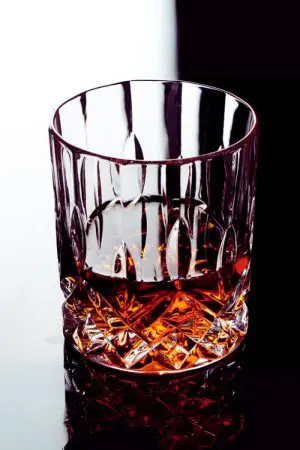 Verre à whisky en cristal sculpté, une pièce d’exception pour une dégustation raffinée.
