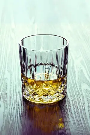 Gros plan sur un verre à whisky en cristal sculpté, mettant en avant sa finition haut de gamme.