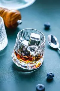 verre à whisky tumbler en forme de glaçon et servi avec glaçons métalliques