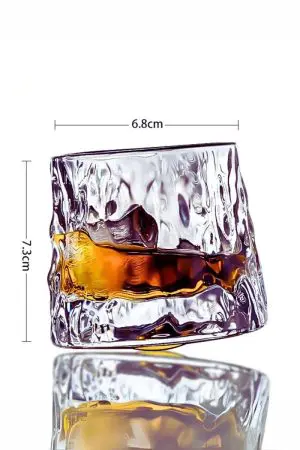 verre à whisky tumbler en forme de glaçon avec dimensions visibles sur fond blanc