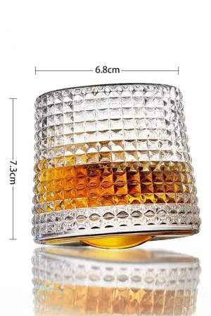 Verre à whisky tumbler incliné avec dimensions affichées