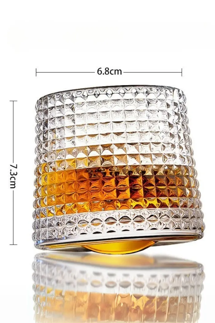 Verre à whisky tumbler incliné avec dimensions affichées