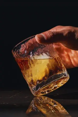 Détail du verre à whisky japonais dans son coffret en bois