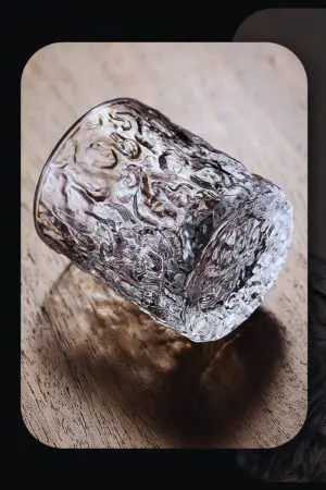 Coffret en bois gravé japonais avec verre à whisky sculpté