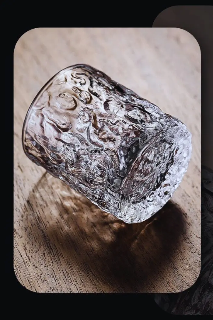 Coffret en bois gravé japonais avec verre à whisky sculpté