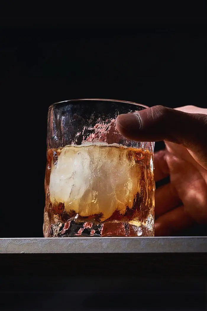 Présentation complète du coffret bois avec verre à whisky japonais