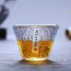 verre à whisky japonais conique en cristal posé sur table