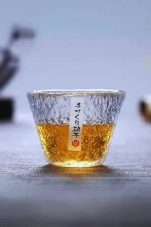 verre à whisky japonais conique en cristal posé sur table