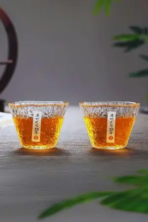 verre à whisky conique rempli de whisky posé sur table